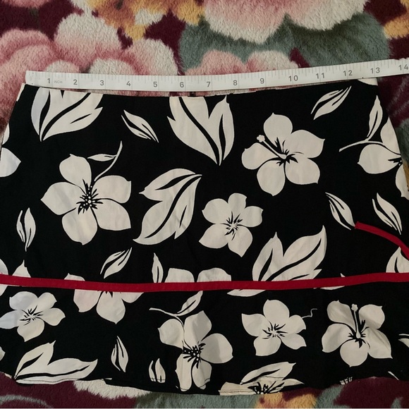 Papaya small vintage y2k Black and White Floral Mini Skirt - Picture 5 of 8